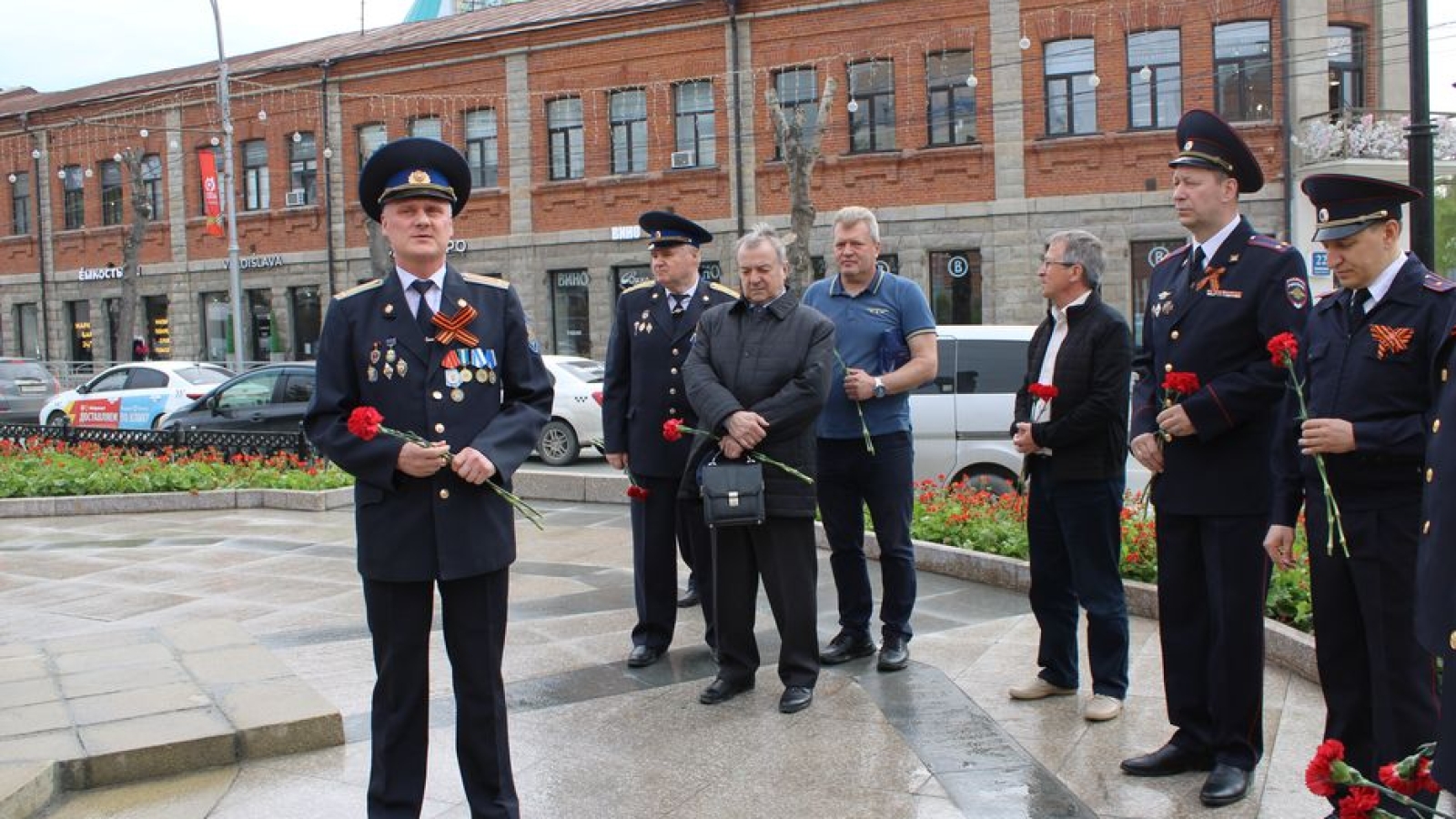 Торжественный митинг у памятника маршалу авиации Покрышкину